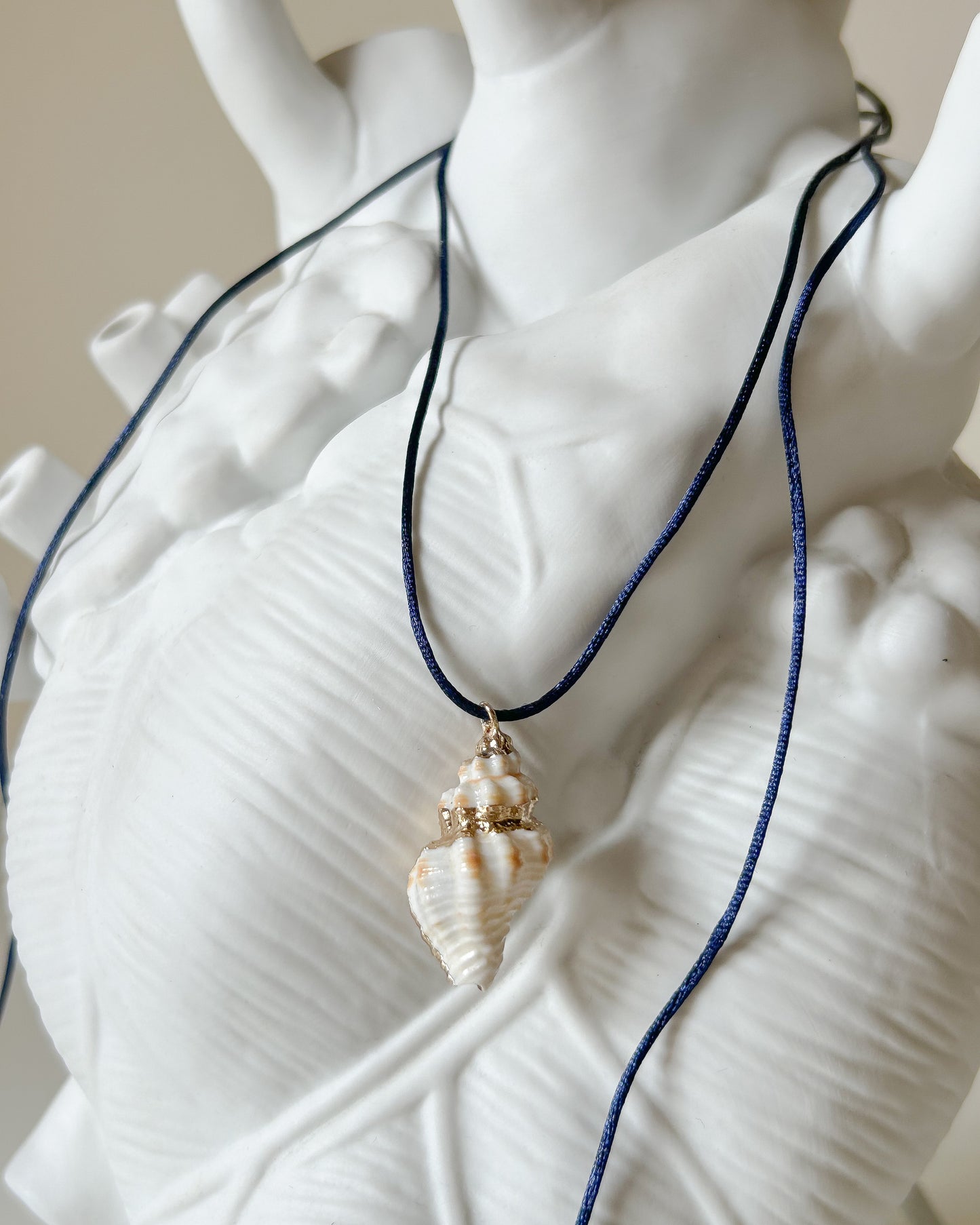 Choker in raso con conchiglia