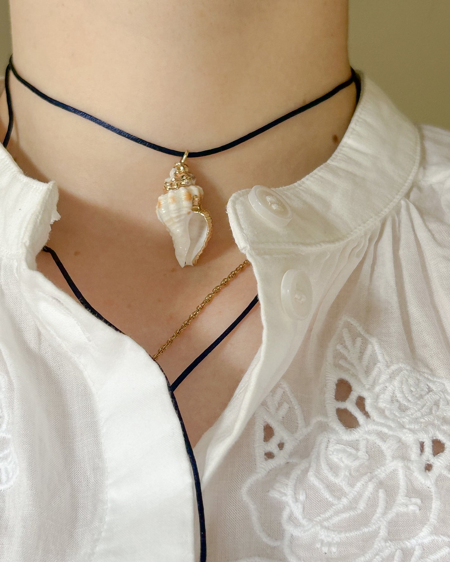 Choker in raso con conchiglia