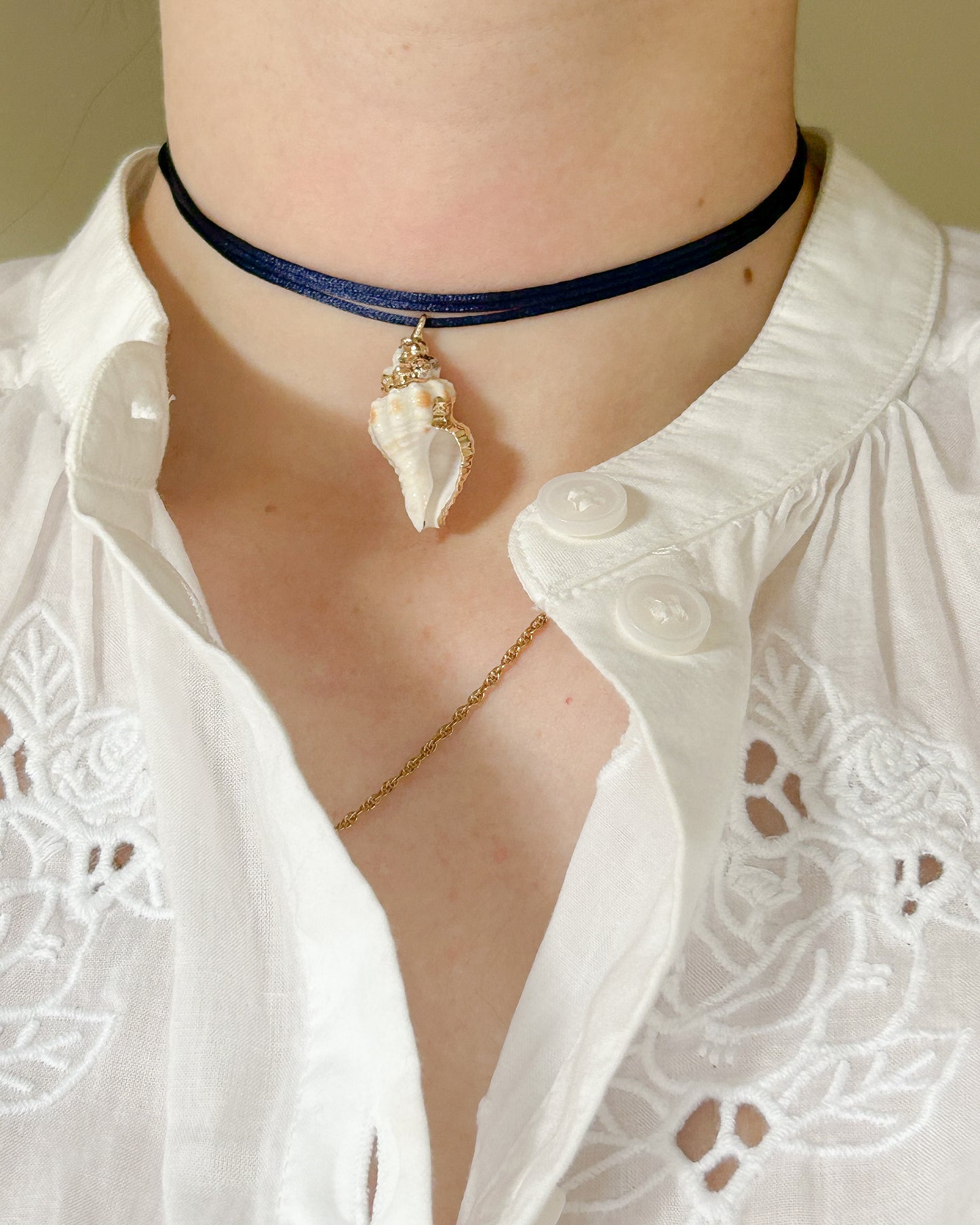 Choker in raso con conchiglia