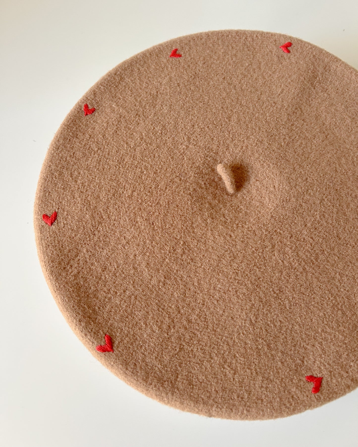 AMOUR, basco con cuoricini