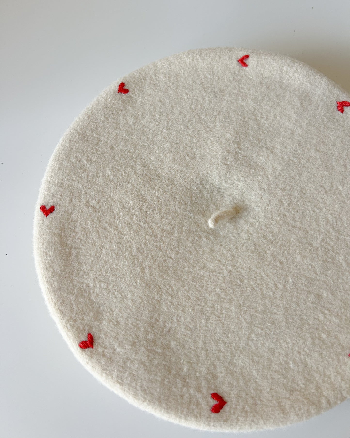 AMOUR, basco con cuoricini